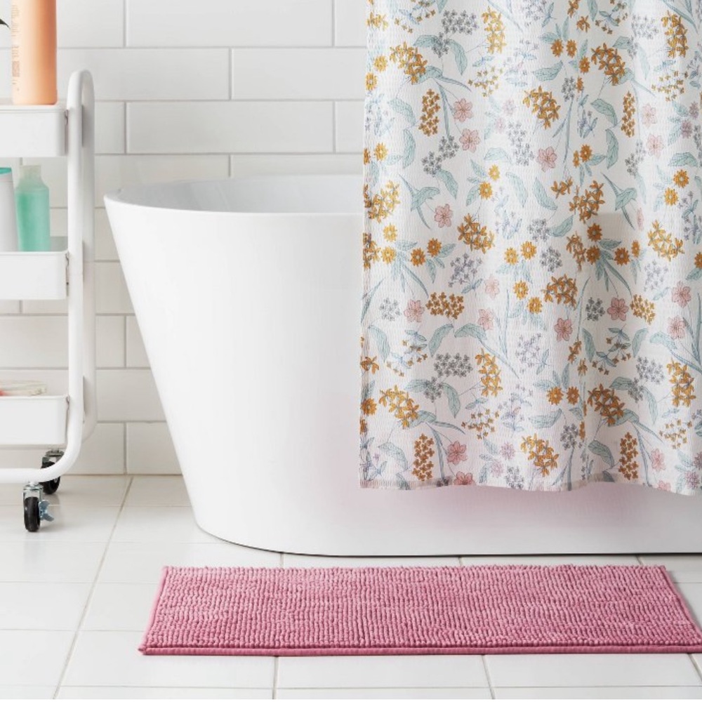 ROOM ESSENTIALS NWT everyday chenille bath rug -pink -20x32